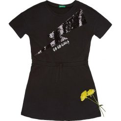 Sukienka w kolorze czarnym. Czarne sukienki niemowlęce Benetton Kids, bez wzorów, bez ramiączek. W wyprzedaży za 62.95 zł.
