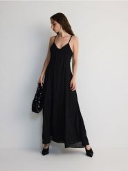 Sukienka maxi z kreszowanej tkaniny - czarny. Czarne sukienki damskie Reserved, l, bez wzorów, z tkaniny, bez kołnierzyka, bez ramiączek, maxi. W wyprzedaży za 119.99 zł.