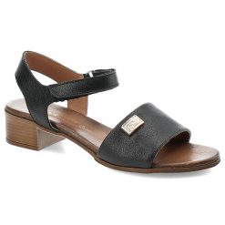 Czarne Sandały Armodo Modne Buty Damskie. Czarne klapki damskie Armodo, bez wzorów, ze skóry, bez obcasa, na obcasie, bez zapięcia. Za 289.00 zł.