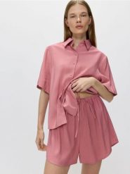 Szorty z wiskozą - brudny róż. Czerwone szorty damskie Reserved, l, bez wzorów, z tkaniny. W wyprzedaży za 59.99 zł.