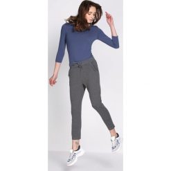 Ciemnoszare Spodnie Dresowe Walk Free. Szare spodnie dresowe damskie Born2be, z dresówki. Za 49.99 zł.