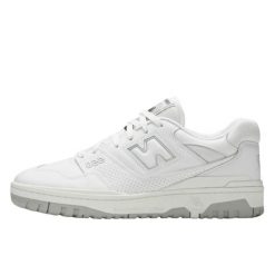 Buty do chodzenia dla dorosłych New Balance 550 White Grey. Białe obuwie sportowe damskie New Balance, bez wzorów, trekkingowe. Za 595.75 zł.