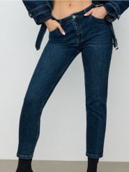 Spodnie jeansowe mom comfort fit - granatowy. Niebieskie spodnie sportowe damskie Sinsay, l, bez wzorów, z jeansu. W wyprzedaży za 22.99 zł.