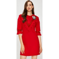 Silvian Heach - Sukienka. Czerwone sukienki damskie Silvian Heach, z aplikacjami, z bawełny, eleganckie, z włoskim kołnierzykiem. W wyprzedaży za 339.90 zł.