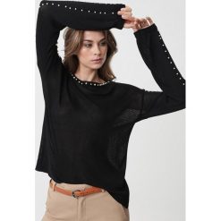 Czarny Sweter Pinky Promise. Czarne swetry damskie Born2be, l, bez wzorów, prążkowane, bez kołnierzyka, bez ramiączek, długie, bez kaptura. Za 49.99 zł.