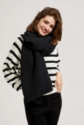 Prążkowany szalik czarny. Czarne szaliki i chusty damskie MOODO, bez wzorów, z poliesteru. W wyprzedaży za 30.99 zł.