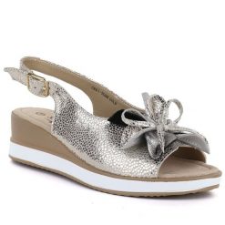 Skórzane sandały damskie z kwiatem złote S.Barski 5988. Żółte sandały damskie S.BARSKI, bez wzorów, ze skóry, bez obcasa, bez zapięcia. Za 249.99 zł.