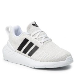 Sneakersy adidas. Białe półbuty dziewczęce Adidas, bez wzorów, bez zapięcia. Za 148.99 zł.
