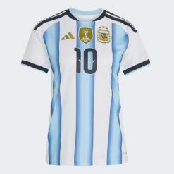 Koszulka domowa Argentyna 26 Messi. Białe koszulki sportowe damskie Adidas, bez wzorów, sportowe, bez kołnierzyka. Za 529.00 zł.