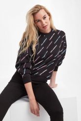 Bluza damska KARL LAGERFELD. Bluzy damskie KARL LAGERFELD, m, bez wzorów, bez kaptura. W wyprzedaży za 660.87 zł.