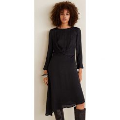 Mango - Sukienka Bilboa2. Czarne sukienki damskie Mango, z materiału, casualowe, z asymetrycznym kołnierzem, z długim rękawem. Za 199.90 zł.