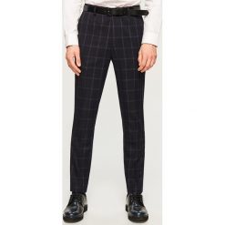 Spodnie garniturowe w kratę slim fit - Granatowy. Niebieskie eleganckie spodnie męskie Reserved. Za 149.99 zł.