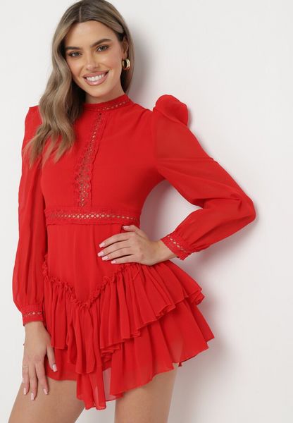 Czerwona Rozkloszowana Sukienka Kombinezon Mini z Falbankami Gilha. Czerwone sukienki damskie Born2be, na imprezę, m, z aplikacjami, z koronki, bez kołnierzyka, bez ramiączek, mini, rozkloszowane. Za 119.99 zł.