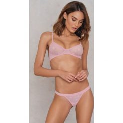 Andrea Hedenstedt x NA-KD Stringi Star - Pink. Stringi damskie marki Andrea Hedenstedt x NA-KD. W wyprzedaży za 21.18 zł.