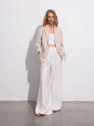 Marynarka z lnem - beżowy. Brązowe żakiety damskie Reserved, l, bez wzorów, z tkaniny. W wyprzedaży za 119.99 zł.