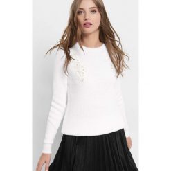 Sweter z aplikacją 3D. Brązowe swetry damskie Orsay, z dzianiny, z okrągłym kołnierzem. Za 119.99 zł.