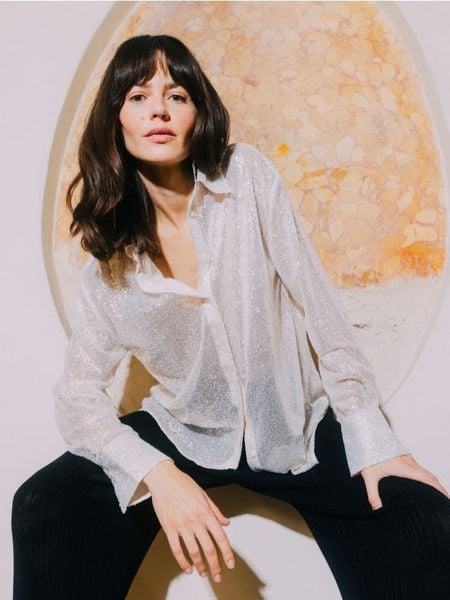 Koszula z cekinami - kremowy. Białe koszule damskie Reserved, l, bez wzorów, z tkaniny, bez kołnierzyka, bez ramiączek. W wyprzedaży za 89.99 zł.