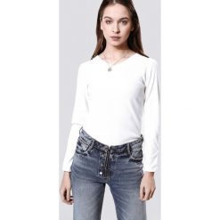 Biała Bluzka Trailing. Bluzki damskie marki Born2be. Za 29.99 zł.