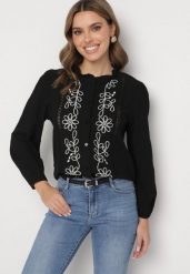 Czarna Koszula z Bawełną i Wiskozą Ozdobiona Haftem Nalaviris. Czarne bluzki damskie Born2be, l, z aplikacjami, z bawełny, eleganckie, bez kołnierzyka, bez ramiączek. Za 99.99 zł.