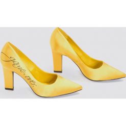 NA-KD Shoes Satynowe czółenka Game Over - Yellow. Żółte czółenka damskie NA-KD Shoes, z nadrukiem, z satyny. W wyprzedaży za 48.59 zł.