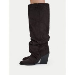 Kozaki DeeZee. Brązowe kozaki damskie DeeZee, bez obcasa, na słupku. Za 249.99 zł.