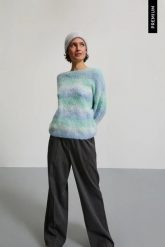 Sweter ombre miętowy. Zielone swetry damskie MOODO, l, bez wzorów, z elastanu, bez kołnierzyka, bez ramiączek, bez kaptura. Za 159.99 zł.