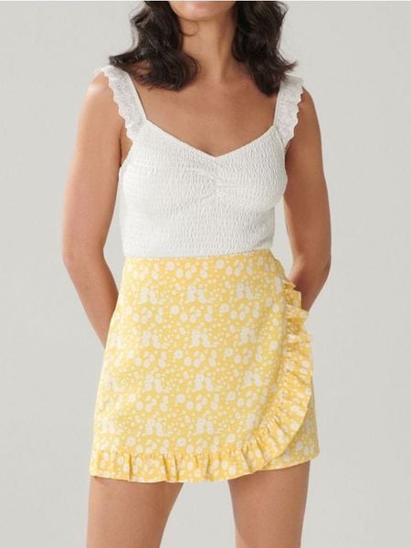 Bluzka z marszczeniem i koronkowymi ramiączkami - kremowy. Białe bluzki damskie Sinsay, l, bez wzorów, z koronki, bez kołnierzyka, bez ramiączek. Za 19.99 zł.