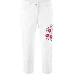 Spodnie 3/4 z haftem bonprix biały. Spodnie materiałowe damskie marki bonprix. Za 49.99 zł.