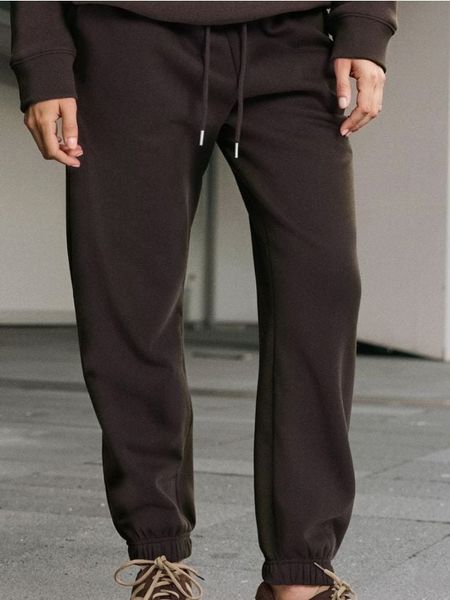 Spodnie dresowe jogger - brązowy. Brązowe spodnie dresowe damskie Sinsay, l, bez wzorów, z dresówki. Za 35.99 zł.