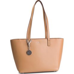 Torebka DKNY - R74A3014 Latte 263. Torebki do ręki damskie marki DKNY. Za 889.00 zł.