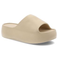 Beżowe Klapki Filippo Wygodne Obuwie Damskie. Brązowe klapki damskie Filippo, bez wzorów, eleganckie, bez obcasa. Za 79.99 zł.