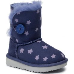 Buty UGG - T Bailey Button II Stars 1018538T T/Nct. Fioletowe śniegowce dziewczęce UGG, ze skóry, bez zapięcia. W wyprzedaży za 369.00 zł.
