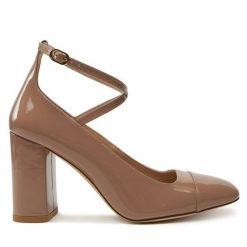 Czółenka Stuart Weitzman. Brązowe czółenka damskie Stuart Weitzman, bez wzorów, bez obcasa, bez zapięcia. Za 1,099.00 zł.