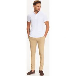 SPODNIE MĘSKIE W STYLU CHINO. Brązowe spodnie materiałowe męskie marki TOP SECRET, z materiału, biznesowe. W wyprzedaży za 39.99 zł.