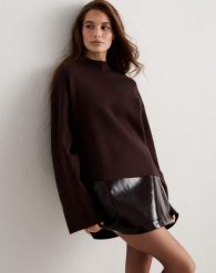 Damski sweter z długim rękawem, regularny krój Perfect Knit czekoladowy. Brązowe swetry damskie Aim'n, l, bez wzorów, z dzianiny, eleganckie, bez kołnierzyka, bez ramiączek, długie, bez kaptura. Za 275.50 zł.