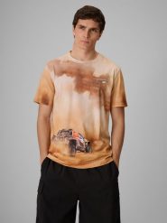 4F T-shirt regular z nadrukiem męski - beżowy XL. Brązowe t-shirty męskie 4f, m, bez wzorów, z materiału, bez kołnierzyka. Za 99.99 zł.
