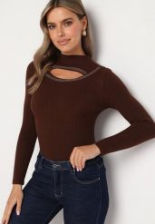 Brązowy Prążkowany Golf z Wycięciem Przy Dekolcie z Cyrkoniami Wokół Merithias. Brązowe swetry damskie Born2be, z aplikacjami, z bawełny, eleganckie, bez kołnierzyka, bez ramiączek, bez kaptura. Za 49.99 zł.