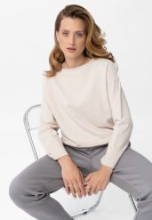 Gładki, luźny sweter S-MARI. Białe swetry damskie Volcano, m, bez wzorów, z dzianiny, eleganckie, bez kołnierzyka, bez ramiączek, bez kaptura. Za 129.99 zł.