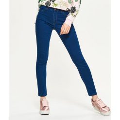 Denimowe jegginsy - Niebieski. Legginsy damskie marki Cropp. W wyprzedaży za 39.99 zł.