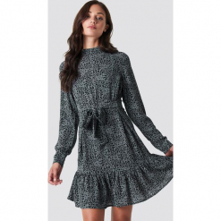 Rut&Circle Sukienka z nadrukiem Leo - Grey. Szare sukienki damskie marki Rut&Circle, z nadrukiem, z dekoltem na plecach. Za 202.95 zł.