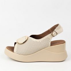 Beżowe skórzane sandały damskie na koturnie T.Sokolski L26-248. Brązowe sandały damskie Sokolski, bez wzorów, z materiału, bez obcasa, na koturnie, bez zapięcia. Za 229.00 zł.