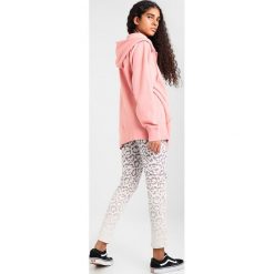 Champion Reverse Weave OVERSIZE HOODIE Bluza rozpinana rose. Kardigany damskie marki Champion Reverse Weave, z bawełny. W wyprzedaży za 367.20 zł.