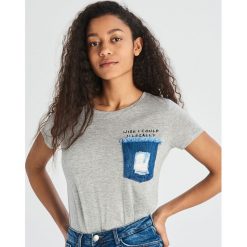 Bawełniany T-shirt z jeansową kieszonką - Jasny szar. T-shirty damskie marki Sinsay. Za 24.99 zł.