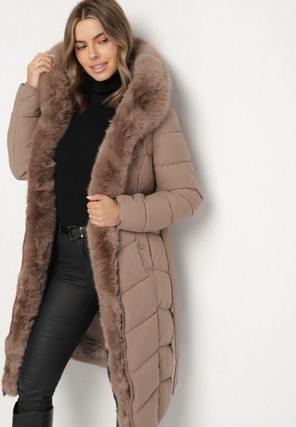 Ciemnobeżowa Pikowana Kurtka z Futerkowym Obszyciem i Paskiem Samiria. Brązowe kurtki damskie Born2be, na zimę, l, bez wzorów, z dzianiny, biznesowe, bez kaptura. Za 299.99 zł.