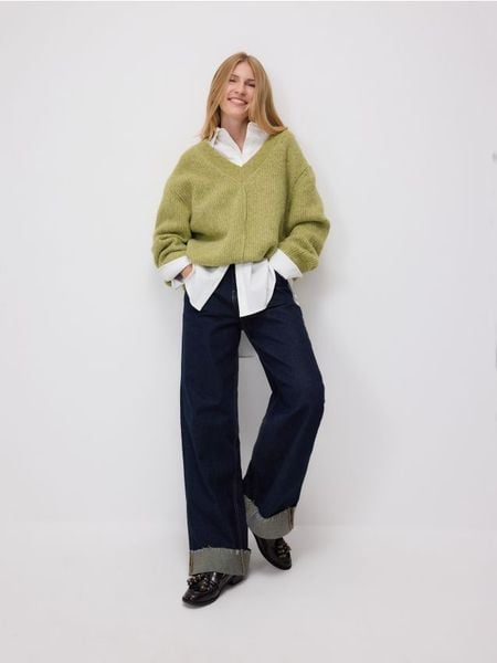 Sweter oversize - zielony. Zielone swetry damskie Reserved, l, bez wzorów, z dzianiny, bez kołnierzyka, bez ramiączek, bez kaptura. W wyprzedaży za 69.99 zł.