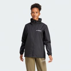 Kurtka Multi Essentials 2L Rain. Czarne kurtki sportowe damskie Adidas, l, bez wzorów, bez kaptura, trekkingowe, climaproof (adidas). Za 439.00 zł.