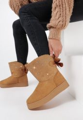 Ciemnobeżowe Śniegowce Stikine. Brązowe śniegowce i trapery damskie Born2be, z futra, za kostkę. Za 69.99 zł.