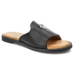 Czarne Klapki Filippo Wygodne Buty Damskie. Czarne klapki damskie Filippo, z aplikacjami, ze skóry ekologicznej, bez obcasa. Za 135.00 zł.