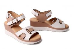 Artiker Relaks 58C0314 beige/apricot, sandały damskie. Brązowe sandały damskie Artiker Relaks, bez wzorów, ze skóry, bez obcasa, na koturnie, bez zapięcia. Za 191.92 zł.