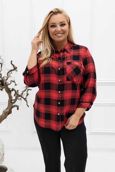 Klasyczna elegancka koszula Violet w czarno-czerwoną kratkę PLUS SIZE XXL. Czarne bluzki damskie Nasi partnerzy, plus size, bez wzorów, z jeansu, biznesowe, bez kołnierzyka, plus size, bez ramiączek. Za 199.90 zł.